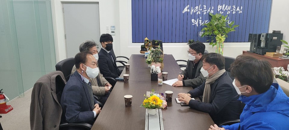 남종섭 경기도의회 교육행정위원회 위원장이 경기도교원단체총연합회 주훈지 회장, 용환주 사무총장 등 경기교총 관계자와 면담을 진행하고 있다. [사진=경기도의회]