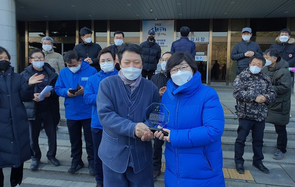 박옥분 경기도의회 의원은 지난 24일 (사)경기도친환경농업인연합회로부터 감사패를 전달받았다. [사진=경기도의회]