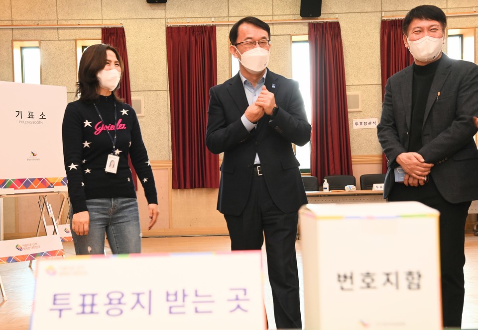 조청식 수원시장 권한대행이 8일 대선 투표소 현장을 점검하고 있다. [사진=수원시]