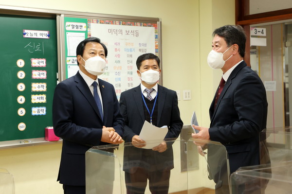 장현국 경기도의회 의장은 24일 수원 신풍초등학교, 용인 상현중학교를 방문하여 코로나19 대응 현황을 살폈다. [사진=경기도의회]