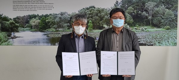 한양수 경기도혁신교육연수원 원장(오른쪽)과 김용식 천리포수목원 원장이 업무협약을 체결하고 기념촬영을 하고 있다. [사진=경기도교육청]