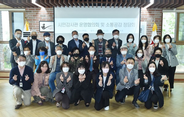 이재정 경기도교육감과 시민감사관 등 관계자들이 29일 ‘시민감사관 운영협의회 및 소통공감 정담회’를 마치고 기념촬영을 하고 있다. [사진=경기도교육청]