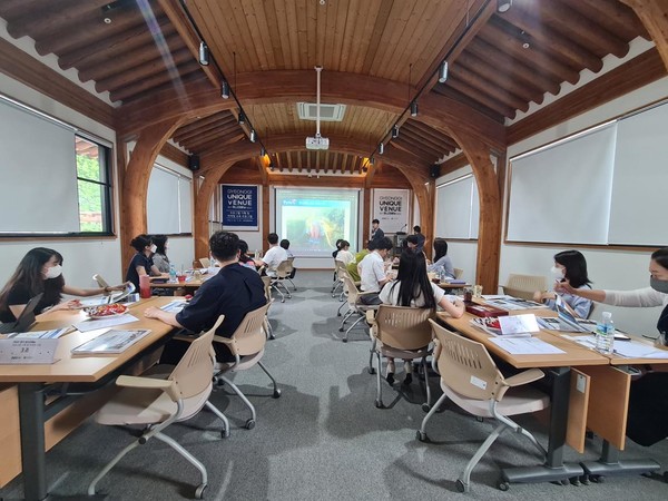 수원전통문화관에서 ‘경기 유니크 베뉴’ 역량강화 교육을 진행하고 있는 모습 [사진=경기도]