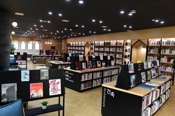 북수원도서관 서가[사진=수원특례시]