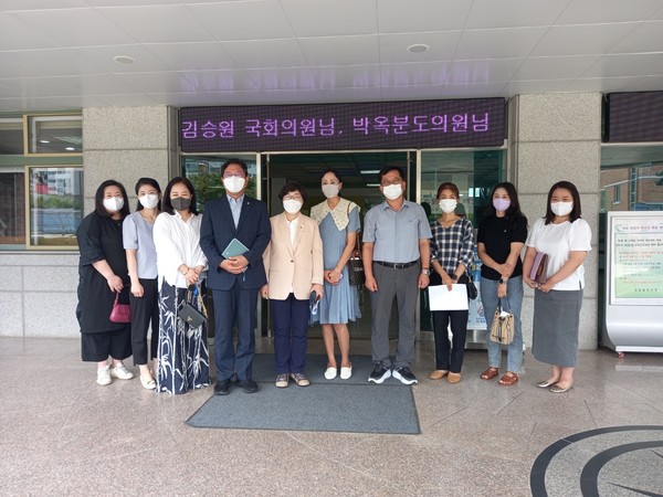 천천중 방문 [사진=경기도의회]