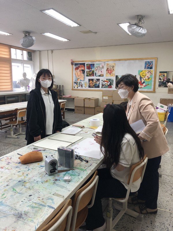 영복여고 방문 [사진=경기도의회]