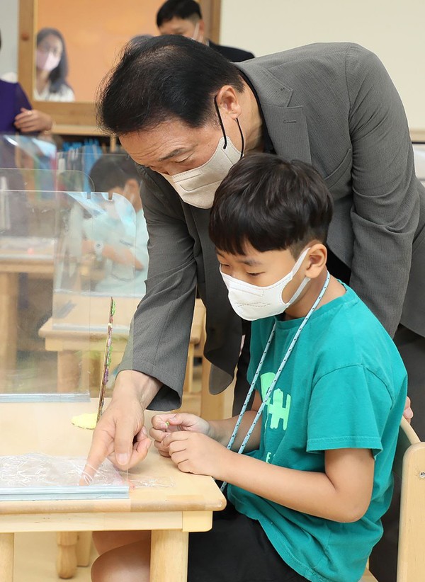 임태희 교육감, 초등돌봄교실 함께하며 현장과 소통[사진=경기도교육청]