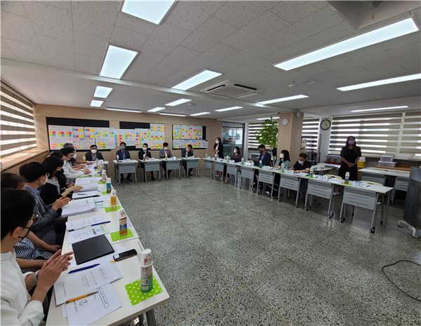 경기도의회 성남시 수정구·중원구 도의원은 27일 미래학교 추진교인 풍생중고교를 방문해 그린스마트 미래학교 추진상황을 점검하고 애로사항을 청취했다. [사진=경기도의회]