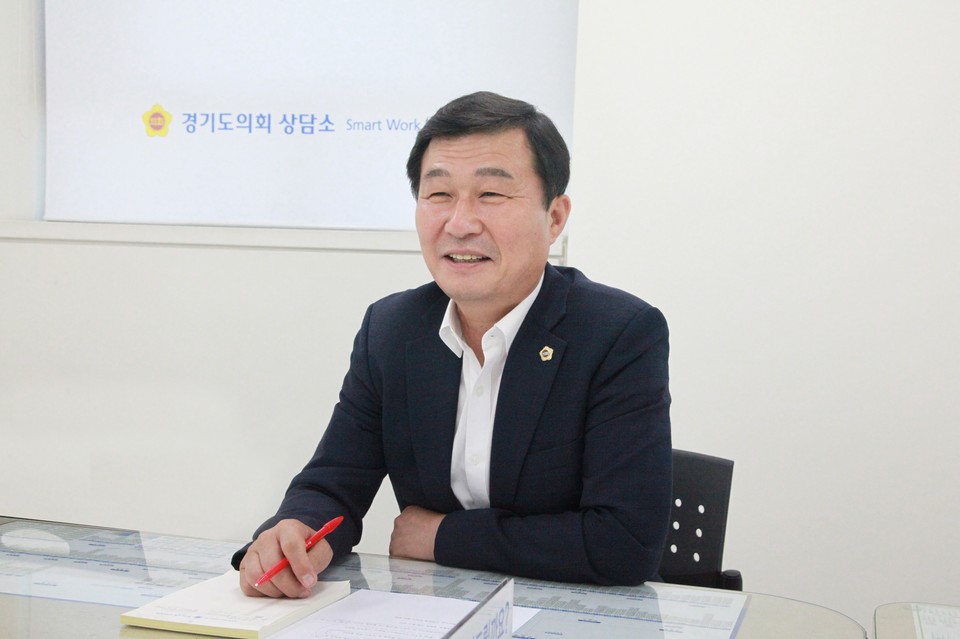 한원찬 경기도의회 의원이 경인경제와 인터뷰를 진행하고 있는 모습