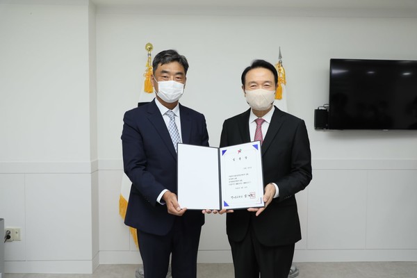 정진민 감사관 임명장 수여식[사진=경기도교육청]