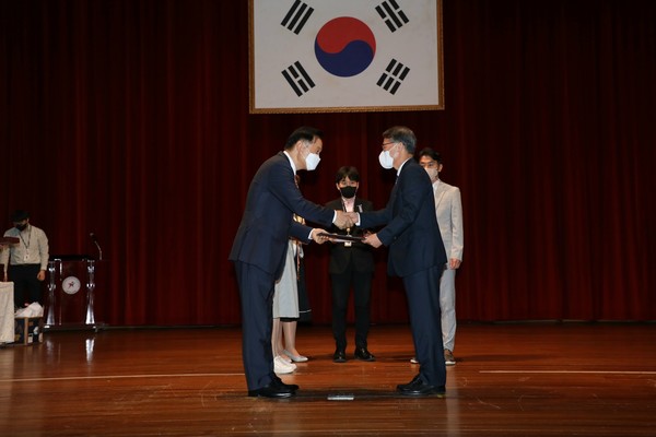 경기도교육청, 퇴직 교원 1,380명 훈·포장과 표창장 전수[사진=경기도교육청]