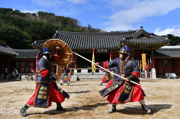 화성행궁 유여택 앞에서 진행되는 무예24 시범공연.[사진=수원특례시]