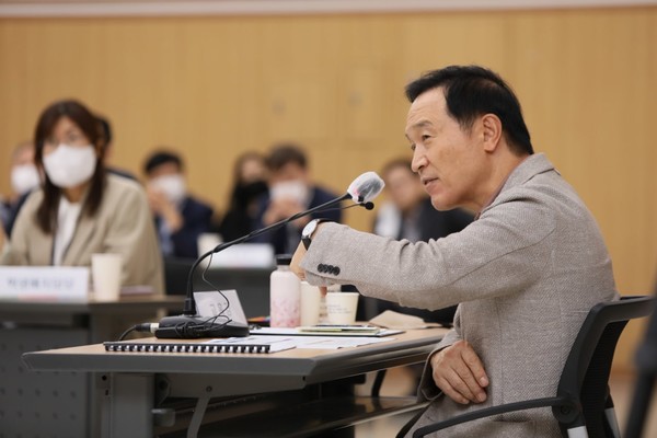 토론하는 임태희 경기도교육감[사진=경기도교육청]