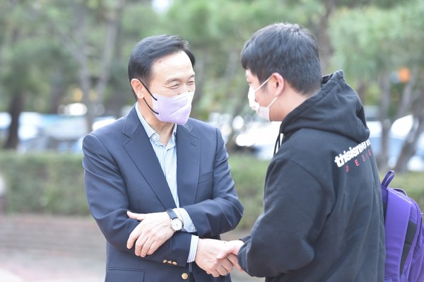 수험생을 격려하는 임태희 도교육감[사진=경기도교육청]