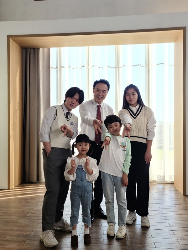 학생들과 함께하는 임태희 경기도교육감[사진=임태희 페이스북]