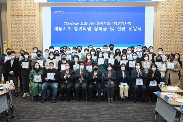 이재준 수원시장(앞줄 왼쪽 3번째)과 사업 참여 학원장들이 함께하고 있다..[사진=수원특례시]