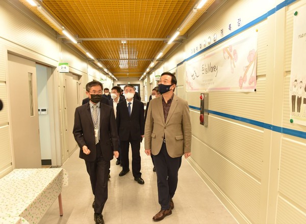 화성 남양고등학교 임시교사를 찾아 소방·안전시설을 점검하는 임태희 교육감[사진=경기도교육청]