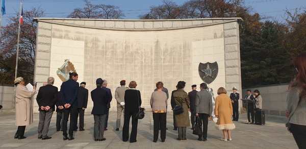 프랑스 방문단이 프랑스군 참전기념비에서 헌화하고 있다.[사진=수원특례시]