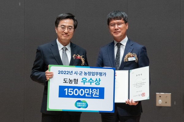 좌측 김동연 경기도지사, 우측 조정주 안성시농업기술센터 소장[사진=안성시]