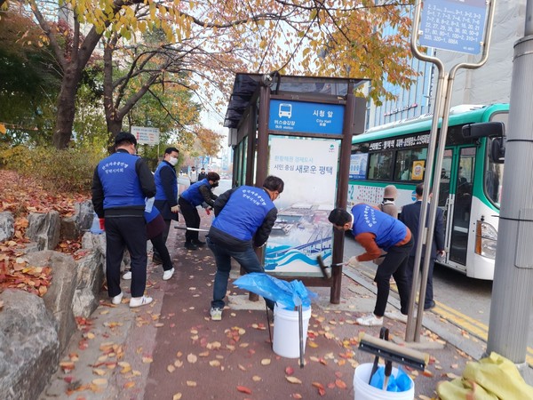 한국자유총연맹 비전2동분회 환경정화 및 방역활동 실시[사진=평택시]