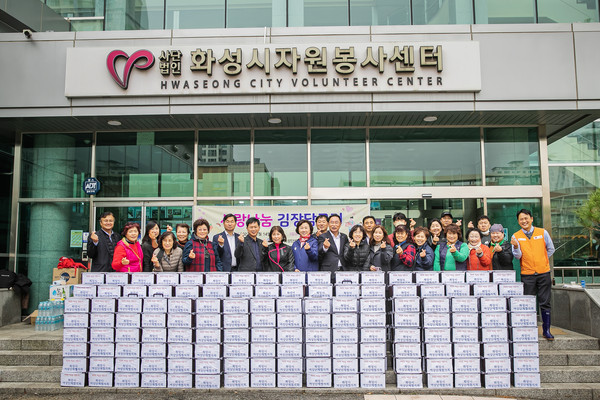 화성시의회 김경희 의장 및 공영애 의원, 김장담그기 일손돕기에 나서[사진=화성시의회]