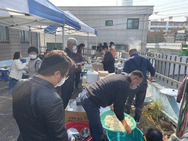 신장2동 청소년지도위원회, ‘고기국수 나눔 행사’ 추진[사진=평택시]