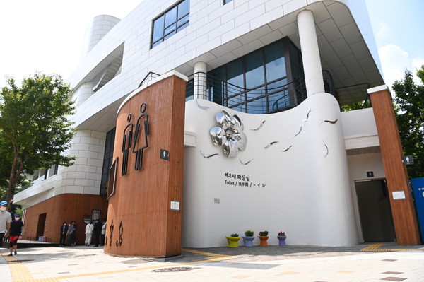 지난 11월11일 행정안전부와 화장실문화시민연대가 주최한 제24회 아름다운 화장실 대상에서 은상 작품으로 선정된 해우재 화장실.[사진=수원특례시]