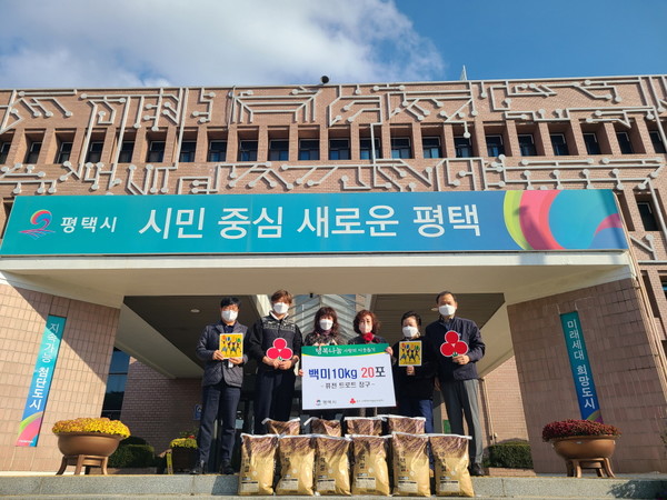 퓨전 트로트 장구, 불우이웃을 위한 백미 기탁[사진=평택시]