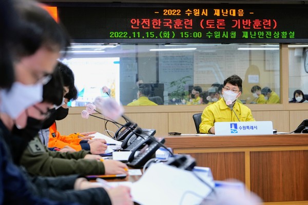 황인국 제2부시장이 토론기반훈련에서 발언하고 있다.[사진=수원특례시]
