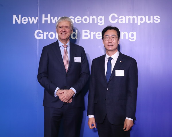 (오른쪽)정명근 화성시장[사진=화성시]