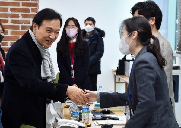 임태희 교육감이 도교육청 종합상황실을 방문해 격려하고 있다.[사진=경기도교육청]