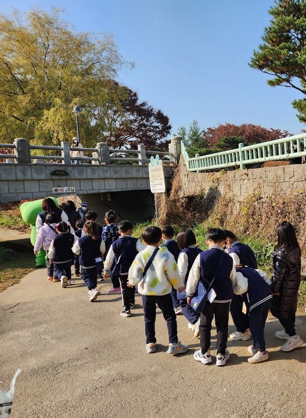 수원형 어린이집 원아들이 ‘그린(green), 수(守), 원(one) 환경지킴이’ 활동에 참여하고 있다.[사진=수원특례시]