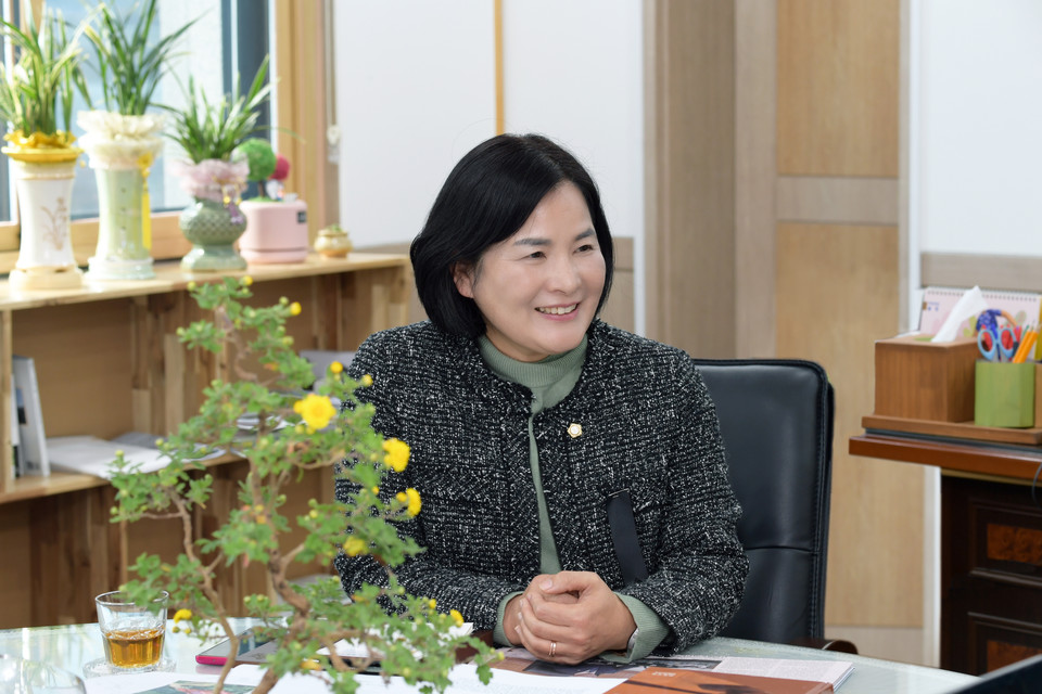 윤순옥 양평군의회 의장이 인터뷰에 앞서 포즈를 취했다.