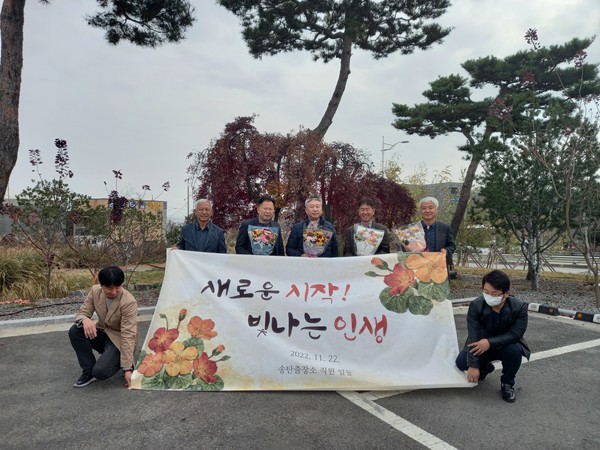 평택시 송탄출장소, 명예퇴임 및 공로연수자 환송식[사진=평택시]