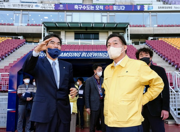 이재준 수원시장(오른쪽) 응원전이 열릴 수원월드컵경기장을 점검하고 있다.[사진=수원특례시]