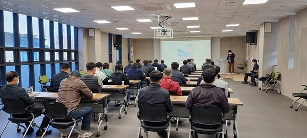 수원시가 ‘2022년 자동차 종합검사 지정정비사업자 교육’을 진행하고 있다.[사진=수원특례시]