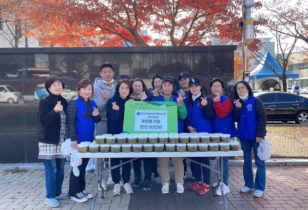 한국자유총연맹 평택시지회 중앙동분회, 평택북부장애인복지관에 밑반찬 100개 후원[사진=평택시]