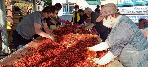 신장2동 지역사회보장협의체 ‘사랑의 김장김치 나눔’ 추진[사진=김철배 기자]