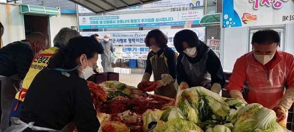 신장2동 지역사회보장협의체 ‘사랑의 김장김치 나눔’ 추진[사진=김철배 기자]