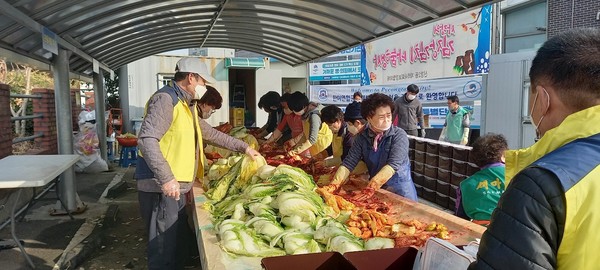 신장2동 지역사회보장협의체 ‘사랑의 김장김치 나눔’ 추진[사진=김철배 기자]