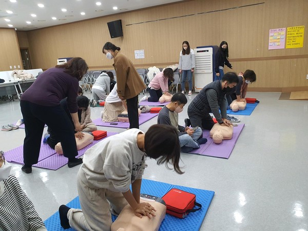 응급처치교육 실습 모습[사진=수원특례시]