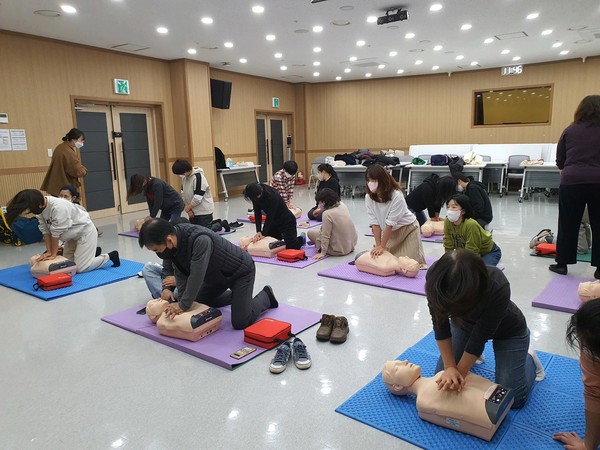 응급처치교육 실습 모습[사진=수원특례시]