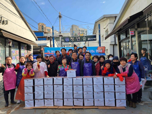 통복시장 상인회 부녀부․상인회 동아리 독거노인을 위한 사랑의 김장 나눔 행사 실시[사진=평택시]