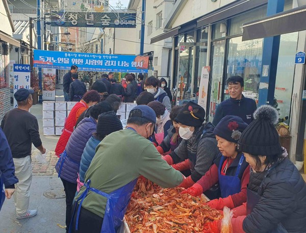 통복시장 상인회 부녀부․상인회 동아리 독거노인을 위한 사랑의 김장 나눔 행사 실시[사진=평택시]