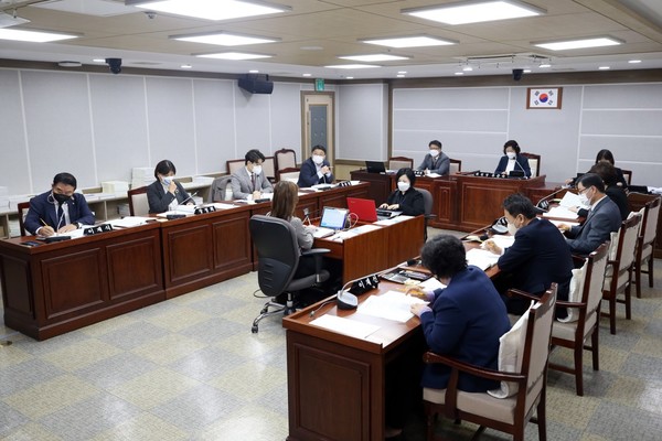 수원특례시의회 기획경제위원회 행정감사[사진=수원특례시의회]