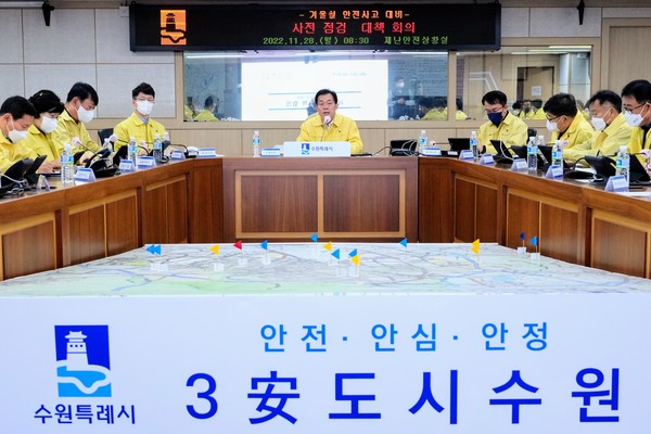 이재준 수원시장이 대책회의에서 발언하고 있다.[사진=수원특례시]