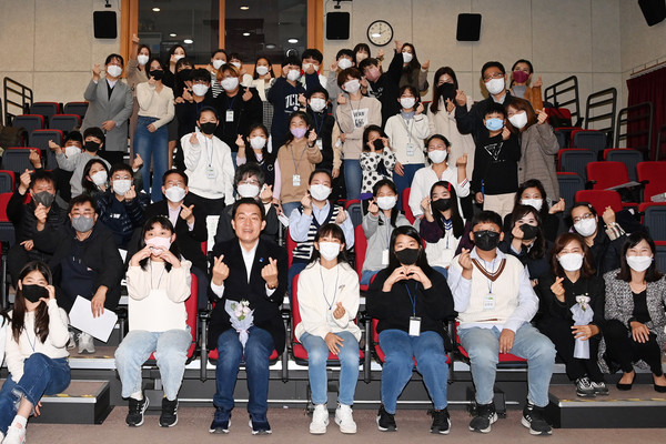 이재준 시장이 ‘영통 청개구리들의 이야기’ 참여 학생들과 함께하고 있다.[사진=수원특례시]