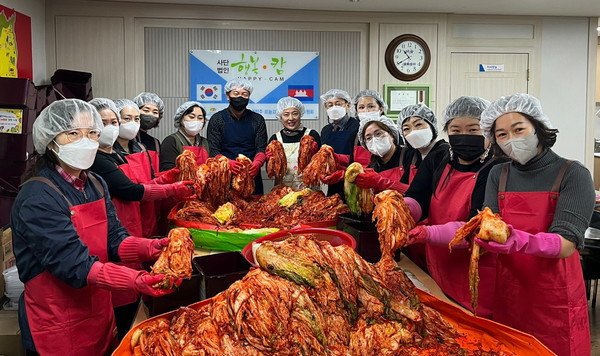 저소득 다문화가정 김장 나눔행사 참여자들이 김치를 버무리고 있다.[사진=수원특례시]