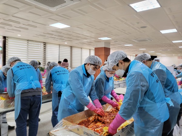 평택도시공사, 김장김치 나눔행사[사진=평택시]
