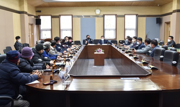 평택시의회 소남영·이윤하 의원, 통복동 주상복합 건축 관련 주민 간담회 개최[사진=평택시의회]